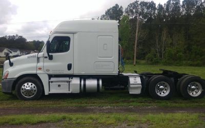 Photo of a 2015 Freightliner Flgf4170 Sleeper Semi Tractor for sale