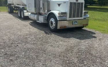 Photo of a 2005 Peterbilt 379exhd Sleeper Trucks for sale