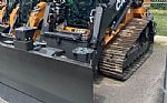 2023 DL 550 Thumbnail 3