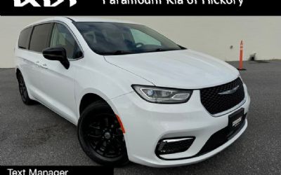 Photo of a 2024 Chrysler Pacifica Touring L for sale