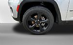 2024 Grand Cherokee Thumbnail 3