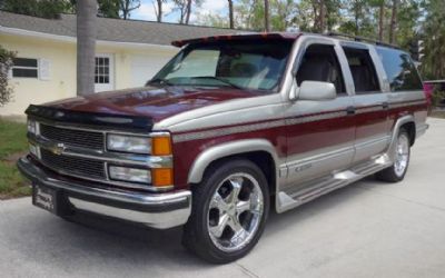 Photo of a 1999 Chevrolet Suburban 1500 (1/2 Ton) 