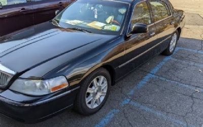 Photo of a 2011 Lincoln Town Car Sedan for sale