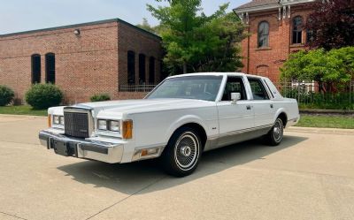 Photo of a 1989 Lincoln Town Car Signature Series for sale