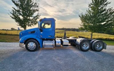 Photo of a 2015 Peterbilt 579 Day Cab Semi Truck for sale