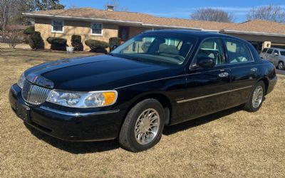 Photo of a 2000 Lincoln Town Car Signature Series - Sold! for sale