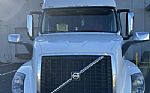 2015 VNL64T670 Thumbnail 3