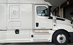 2018 CASCADIA 126 Thumbnail 3