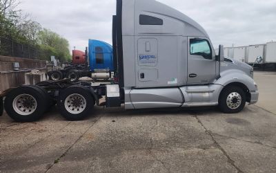 Photo of a 2014 Kenworth T680 Sleeper Semi Truck for sale