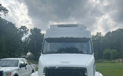 Photo of a 2007 Volvo VNL 670 Conventional Sleeper Semi for sale