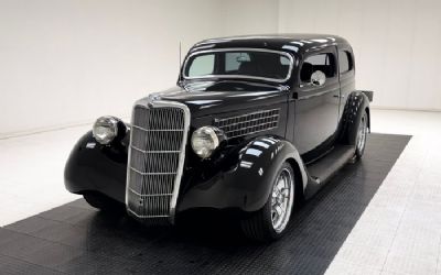 Photo of a 1935 Ford 48 Deluxe Tudor Sedan for sale