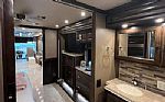2019 Phaeton 40IH Thumbnail 3