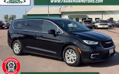 Photo of a 2025 Chrysler Pacifica Select for sale