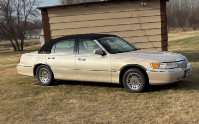 Photo of a 2000 Lincoln Town Car Cartier for sale