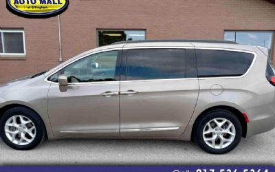 Photo of a 2017 Chrysler Pacifica for sale